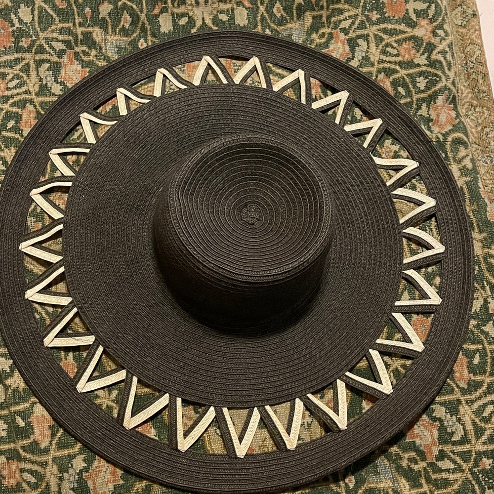 Stylish Black and Cream Women's Hat - Picture 6 of 6